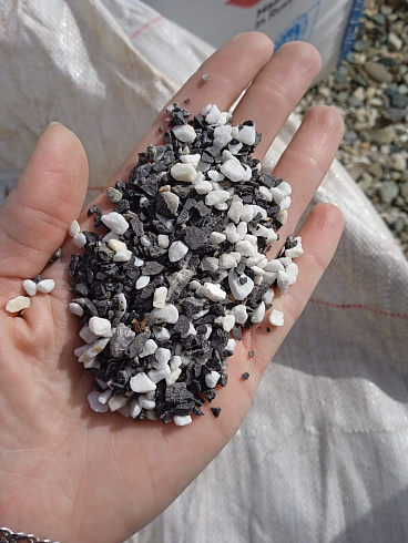 Kamenclub.ru: Мраморная крошка (щебень крошка микс: белый-зеленый-розовый) фр. 3-5 мм.  купить в Волжском мрамор белый, зеленый, розовый мраморная декоративная крошка каменная 12000 руб/т   фото КАМЕНЬ КЛУБ