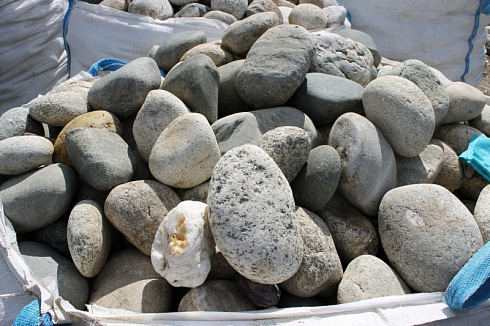 Kamenclub.ru: Речной валун (Ассорти) фр.100-300 мм.  купить в Волжском галечник серый, темно-серый, светло-серый речная галька крупных размеров 4200 руб/т   фото КАМЕНЬ КЛУБ