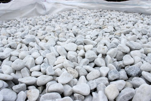 Kamenclub.ru: Мраморная крошка (щебень галтованный белый) фр.10-20 мм.  купить в Волжском мрамор белый, молочный, айвори окатанный округлый декоративный ландшафтный щебень 17000 руб/т   фото КАМЕНЬ КЛУБ