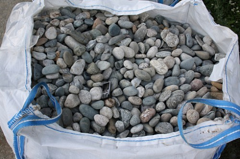 Kamenclub.ru: Галька речная окат (ассорти) фр. 50-100 мм. купить  в Волжском галька природная округлая серая белая черная серая коричневая синяя галька речная окатанная округлая 6200 руб/т   фото КАМЕНЬ КЛУБ