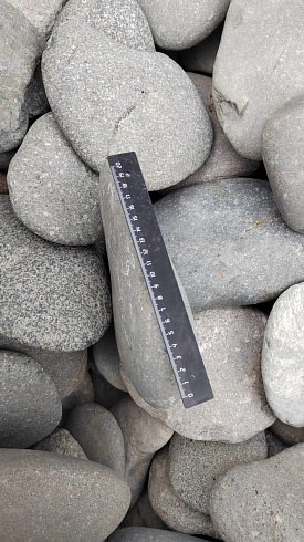 Kamenclub.ru: Галька речная плоская (темно-серая) фр. 70-150 мм. купить  в Волжском галечник природный темно-серый серый синий речная плоская природная окатанная  9000 руб/т   фото КАМЕНЬ КЛУБ