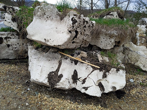 Kamenclub.ru: Выветренный известняк (степной) фр. 500-1500 мм.  купить в Волжском    10000 руб/т   фото КАМЕНЬ КЛУБ