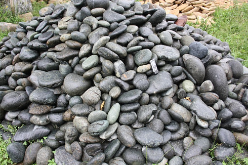 Kamenclub.ru: Темно-серый валунчик фр.100-300 мм.  купить в Волжском крупный природный камень серый, темно-серый, светло-серый речная галька большого размера окатанная 4500 руб/т   фото КАМЕНЬ КЛУБ