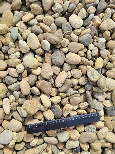 Kamenclub.ru: Галька речная окат рыжая фр. 20-40 мм. купить  в Волжском галька речная окатанная рыжая желтая серая округлая речная галька 5000 руб/т   фото КАМЕНЬ КЛУБ