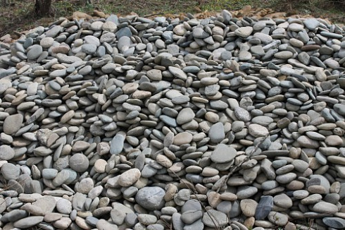 Kamenclub.ru: Галька речная плоская (ассорти) фр. 100-200-300 мм купить  в Волжском галька галечник природный серый, белый темно-серый синий рыжий светло-серый природная галька плоская крупная 8000 руб/т   фото КАМЕНЬ КЛУБ