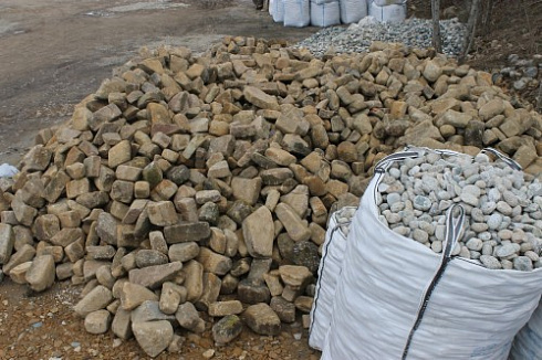 Kamenclub.ru: Песчаник для строительства и кладки блочный (фр 100-200 мм)  купить в Волжском песчаник бежевый серый рыжий валун мелкий для строительства песчаник 6500 руб/т   фото КАМЕНЬ КЛУБ