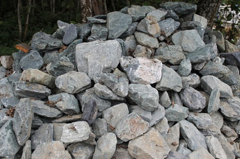 Kamenclub.ru: Гранит скальник (серо-зеленый) фр. 100-500 мм.  купить в Волжском гранит зеленый, серый, салатовый крупный ландшафтный валун 6 000 руб/т   фото КАМЕНЬ КЛУБ