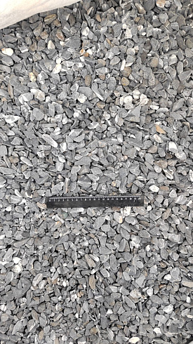 Kamenclub.ru: Щебень галтованный черный (мрамор) фр.10-20 мм.  купить в Волжском мрамор черный с белыми прожилками, черный, белый окатанный округлый ландшафтный декоративный щебень 15000 руб/т   фото КАМЕНЬ КЛУБ