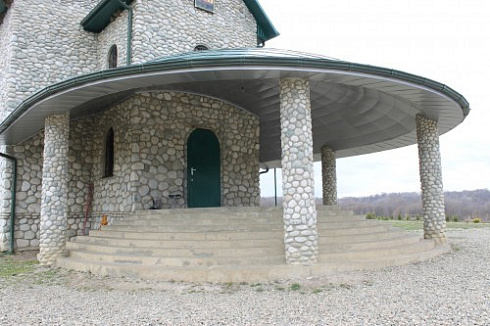 Kamenclub.ru: Галька речная плоская (бело-серая) фр. 100-200-300 мм. купить  в Волжском галька речная плоская серый, белый, бело-серый, серо-белый речная галька плоская  9000 руб/т   фото КАМЕНЬ КЛУБ