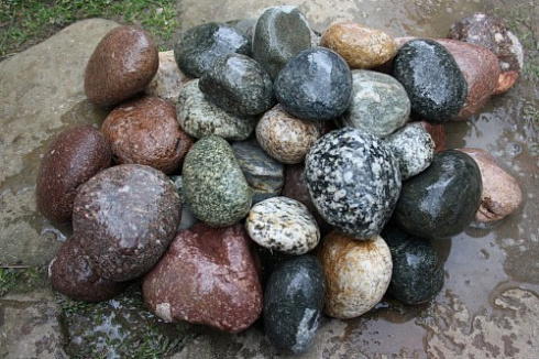 Kamenclub.ru: Галька окат (цветная картошка) фр. 50-100 мм. купить  в Волжском галька природная окатанная серый белый цветной синий темно-серый коричневый округлый галечник окатанный 6800 руб/т   фото КАМЕНЬ КЛУБ