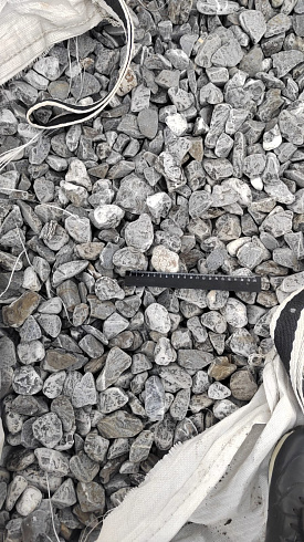 Kamenclub.ru: Щебень галтованный черный (мрамор) фр.40-70 мм.  купить в Волжском мрамор черный с белыми прожилками, черный, белый щебень галтованный округлый 13500 руб/т   фото КАМЕНЬ КЛУБ