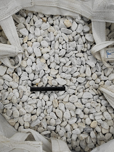 Kamenclub.ru: Мраморная крошка (щебень галтованный белый) фр.40-70 мм.  купить в Волжском мрамор белый молочный айвори окатанный округлый природный камень 17000 руб/т   фото КАМЕНЬ КЛУБ