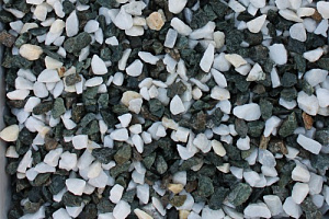 Kamenclub.ru: Мраморная крошка (щебень крошка микс: белый-зеленый) фр. 10-20 мм.  купить в Волжском мрамор белый, зеленый каменная ландшафтная декоративная крошка щебня 9500 руб/т   фото КАМЕНЬ КЛУБ