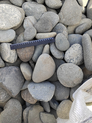 Kamenclub.ru: Галька речная плоская (серо-белая) фр. 70-120 мм. купить  в Волжском галька галечник речной серый, белый окатанная плоская  природная галька 9000 руб/т   фото КАМЕНЬ КЛУБ