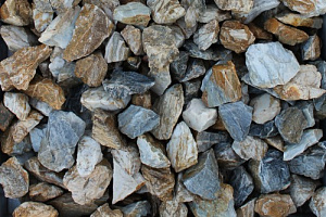 Kamenclub.ru: Мраморная крошка (щебень крошка медовый) фр. 20-40 мм.  купить в Волжском мрамор бежевый рыжий желтый ландшафтная мраморная крошка 12000 руб/т   фото КАМЕНЬ КЛУБ