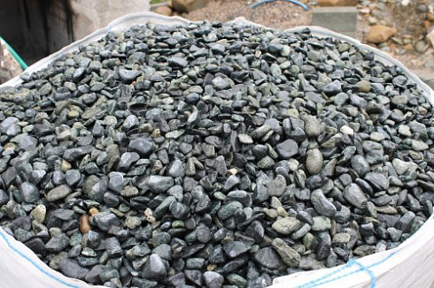 Kamenclub.ru: Щебень галтованный зеленый (змеевик) фр. 20-40 мм.  купить в Волжском мрамор зеленый, салатовый оголтованный щебень мраморный 12500 руб/т   фото КАМЕНЬ КЛУБ