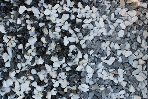 Kamenclub.ru: Мраморная крошка (щебень крошка микс : черный-белый) фр. 10-20 мм.  купить в Волжском мрамор белый, черный каменная декоративная крошка ландшафтная 12000 руб/т   фото КАМЕНЬ КЛУБ