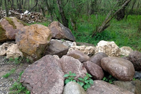 Kamenclub.ru: Конгломераты фр. 300-1000 мм.  купить в Волжском кварц мрамор диабаз коричневый, серый зеленоватый речной валун крупный 6500 руб/т   фото КАМЕНЬ КЛУБ