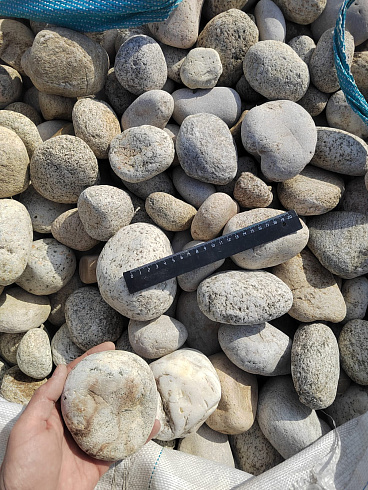 Kamenclub.ru: Галька речная окат (серо-белая) фр. 70-120 мм купить  в Волжском галька галечник бело-серая, серо-белая, серая, белая речная природная галька  8000 руб/т   фото КАМЕНЬ КЛУБ