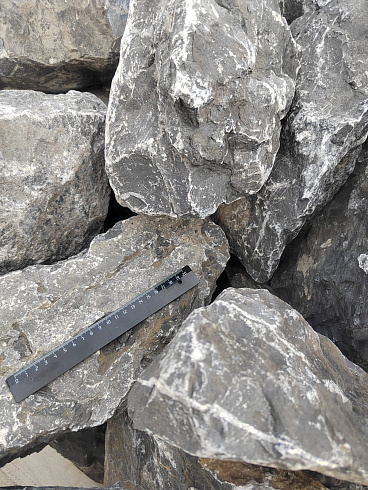 Kamenclub.ru: Черный мрамор скальник фр. 100-500 мм.  купить в Волжском мрамор черный белый серый крупный колотый валун ландшафтный 8500 руб/т   фото КАМЕНЬ КЛУБ