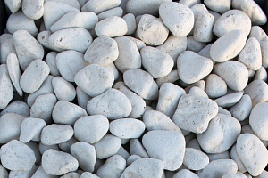 Kamenclub.ru: Щебень галтованный белый (мрамор) фр.5-10 мм.  купить в Волжском мрамор белый, айвори, молочный каменная мраморная декоративная ландшафтная крошка 17000 руб/т   фото КАМЕНЬ КЛУБ