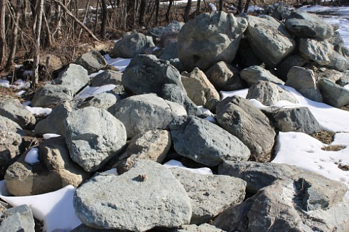 Kamenclub.ru: Гранит скальник (серо-зеленый) фр. 500-1500 мм.  купить в Волжском гранит мрамор  серый зеленый темно-серый глыба скальная колотая ландшафтная 7 500 руб/т   фото КАМЕНЬ КЛУБ