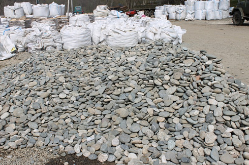 Kamenclub.ru: Галька речная плоская (серо-белая) фр. 70-120 мм. купить  в Волжском галька галечник речной серый, белый окатанная плоская  природная галька 9000 руб/т   фото КАМЕНЬ КЛУБ