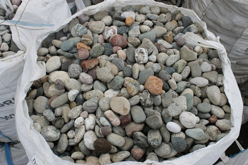 Kamenclub.ru: Галька окат (цветная картошка) фр. 50-100 мм. купить  в Волжском галька природная окатанная серый белый цветной синий темно-серый коричневый округлый галечник окатанный 6800 руб/т   фото КАМЕНЬ КЛУБ