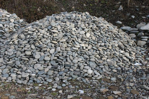 Kamenclub.ru: Галька речная плоская (ассорти) фр. 70-150 мм. купить  в Волжском галька галечник серый белый темно-серый синий светло-серый плоская природная галька  9000 руб/т   фото КАМЕНЬ КЛУБ