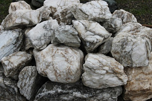 Kamenclub.ru: Мраморизированный известняк фр. 100-500 мм.  купить в Волжском известняк серый белый темно-серый сероватый валун природного образования окатанный 10500 руб/т   фото КАМЕНЬ КЛУБ