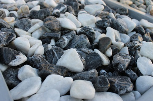 Kamenclub.ru: Мраморная крошка (щебень галтованный микс:: белый-черный) фр.20-40 мм  купить в Волжском мрамор белый, черный мраморный галтованный щебень 15500 руб/т   фото КАМЕНЬ КЛУБ