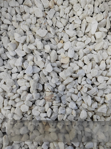 Kamenclub.ru: Мраморная крошка, щебень, цвет-белый, фр. 5-10 мм.  купить в Волжском мрамор белый, айвори, молочный мраморная каменная крошка ландшафтная 12000 руб/т   фото КАМЕНЬ КЛУБ