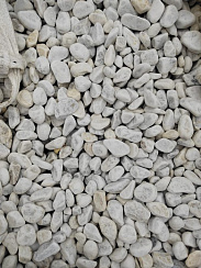 Kamenclub.ru: Мраморная крошка (щебень галтованный белый) фр.40-70 мм.  купить в Волжском мрамор белый молочный айвори окатанный округлый природный камень 17000 руб/т   фото КАМЕНЬ КЛУБ