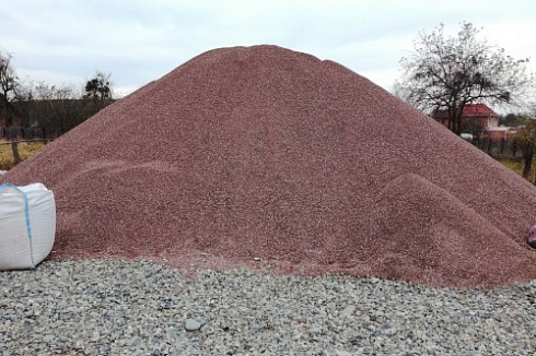 Kamenclub.ru: Мраморная крошка (щебень крошка розовый) фр. 5-10 мм.  купить в Волжском мрамор розовый, красный щебень колотый ландшафтный декоративный  11000 руб/т   фото КАМЕНЬ КЛУБ