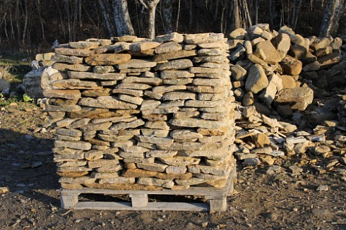 Kamenclub.ru: Песчаник колотый для облицовки (фр. 2-3 см)  купить в Волжском песчаник бежевый серый рыжий песчаник строительный 5000 руб/т   фото КАМЕНЬ КЛУБ