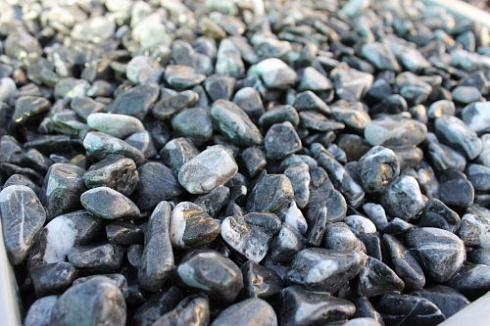 Kamenclub.ru: Щебень галтованный черный (мрамор) фр.10-20 мм.  купить в Волжском мрамор черный с белыми прожилками, черный, белый окатанный округлый ландшафтный декоративный щебень 15000 руб/т   фото КАМЕНЬ КЛУБ