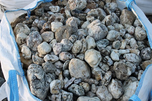 Kamenclub.ru: Кварцевый валунчик фр.100-300 мм.  купить в Волжском кварц белый, бежевый молочный рыжий крупный природный камень галечник 7850 руб/т   фото КАМЕНЬ КЛУБ