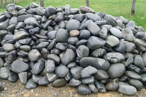 Kamenclub.ru: Темно-серый валунчик фр.100-300 мм.  купить в Волжском крупный природный камень серый, темно-серый, светло-серый речная галька большого размера окатанная 4500 руб/т   фото КАМЕНЬ КЛУБ