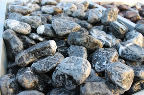 Kamenclub.ru: Щебень галтованный черный (мрамор) фр. 50-100 мм.  купить в Волжском мрамор черный с белыми прожилками щебень ландшафтный мраморный 15000 руб/т   фото КАМЕНЬ КЛУБ