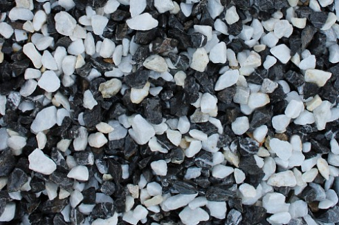 Kamenclub.ru: Мраморная крошка (щебень крошка микс : белый-черный-розовый) фр. 3-5 мм.  купить в Волжском мрамор белый, черный, розовый, разноцветный мраморная каменная крошка декорвтивная 12000 руб/т   фото КАМЕНЬ КЛУБ