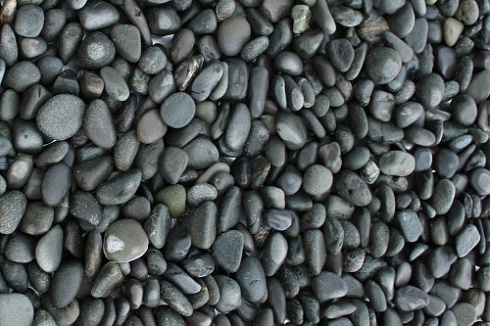 Kamenclub.ru: Галька речная окат (темно-серая) фр. 70-150 мм. купить  в Волжском галька речная темно-серая, синяя, серая речная галька округлая  8000 руб/т   фото КАМЕНЬ КЛУБ