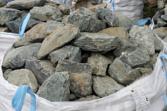 Kamenclub.ru: Гранит скальник (серо-зеленый) фр. 100-500 мм.  купить в Волжском гранит зеленый, серый, салатовый крупный ландшафтный валун 6 000 руб/т   фото КАМЕНЬ КЛУБ