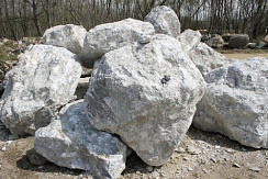 Kamenclub.ru: Мраморизированный известняк фр.500-1500 мм.  купить в Волжском    10000 руб/т   фото КАМЕНЬ КЛУБ