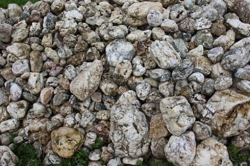 Kamenclub.ru: Кварцевый валунчик фр.100-300 мм.  купить в Волжском кварц белый, бежевый молочный рыжий крупный природный камень галечник 7850 руб/т   фото КАМЕНЬ КЛУБ