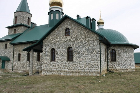 Kamenclub.ru: Галька речная плоская (бело-серая) фр. 100-200-300 мм. купить  в Волжском галька речная плоская серый, белый, бело-серый, серо-белый речная галька плоская  9000 руб/т   фото КАМЕНЬ КЛУБ