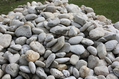 Kamenclub.ru: Бело-серый валунчик фр.100-300 мм.  купить в Волжском крупный камень для ландшафта серый, белый бело-серый валун крупная галька 4500 руб/т   фото КАМЕНЬ КЛУБ