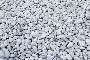 Kamenclub.ru: Мраморная крошка (щебень галтованный белый) фр.10-20 мм.  купить в Волжском мрамор белый, молочный, айвори окатанный округлый декоративный ландшафтный щебень 17000 руб/т   фото КАМЕНЬ КЛУБ