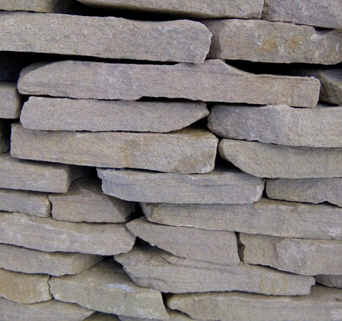 Kamenclub.ru: Песчаник пластушка светло-серый (3,0 см)  купить в Волжском песчаник светло-серый, серый песчаник рваный ландшафтный колотый 13800 руб/м3   фото КАМЕНЬ КЛУБ