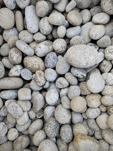 Kamenclub.ru: Галька речная окат (серо-белая) фр. 70-120 мм купить  в Волжском галька галечник бело-серая, серо-белая, серая, белая речная природная галька  8000 руб/т   фото КАМЕНЬ КЛУБ