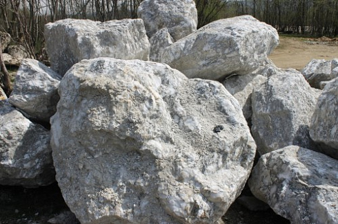 Kamenclub.ru: Мраморизированный известняк фр.500-1500 мм.  купить в Волжском    10000 руб/т   фото КАМЕНЬ КЛУБ